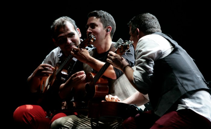 Sube el telón y aparece un cuatro&nbsp;venezolano