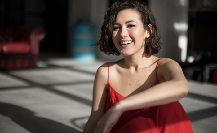 Doce margaritas: El canto susurrante de Nella